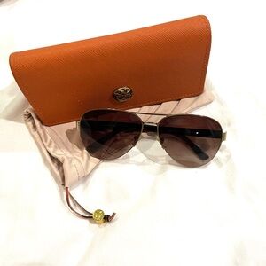Tory Burch aviator sunglasses with cloth and case. Light & comfortable.￼